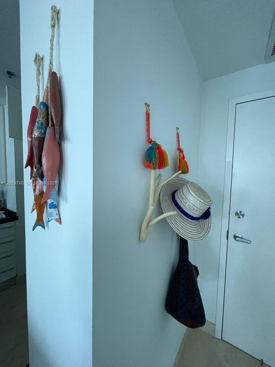 For Sale: $719,000 (1 beds, 1 baths, 881 Square Feet)