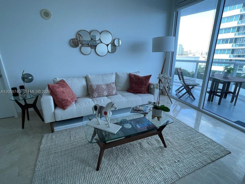 For Sale: $719,000 (1 beds, 1 baths, 881 Square Feet)