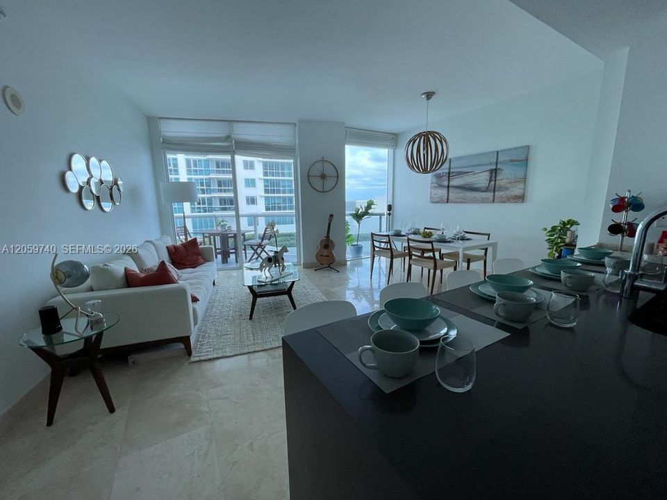 For Sale: $719,000 (1 beds, 1 baths, 881 Square Feet)