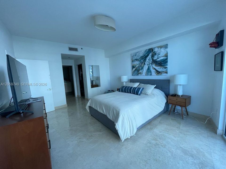 For Sale: $719,000 (1 beds, 1 baths, 881 Square Feet)