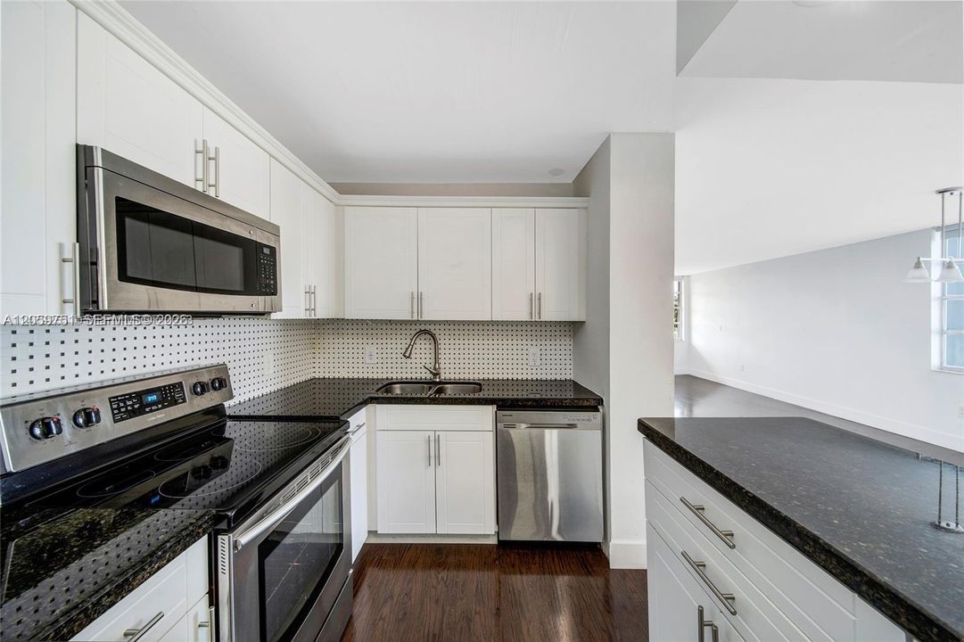 For Rent: $2,850 (2 beds, 2 baths, 1100 Square Feet)