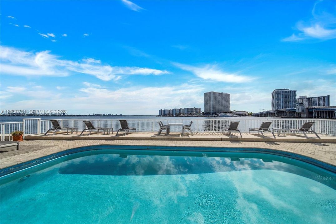 For Rent: $2,850 (2 beds, 2 baths, 1100 Square Feet)
