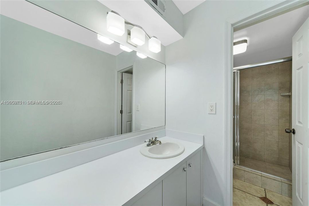 For Rent: $2,850 (2 beds, 2 baths, 1100 Square Feet)