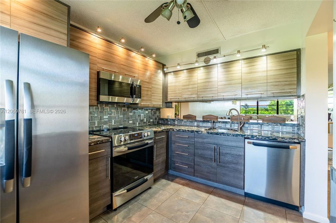 На продажу: $319,990 (2 спален, 2 ванн, 0 Квадратных фут)