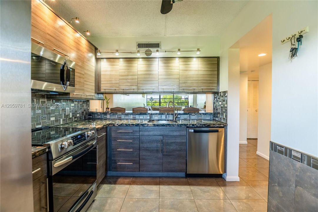 На продажу: $319,990 (2 спален, 2 ванн, 0 Квадратных фут)