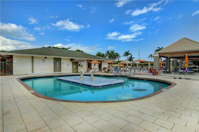 BEAUTIFUL WALKING POOL