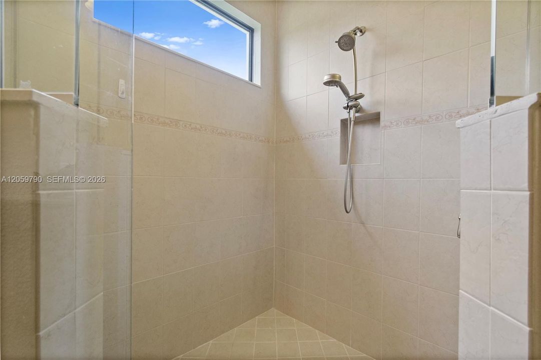 En Venta: $765,000 (2 camas, 2 baños, 0 Pies cuadrados)