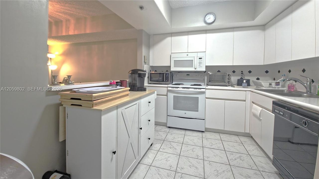 For Sale: $945,000 (2 beds, 2 baths, 1260 Square Feet)