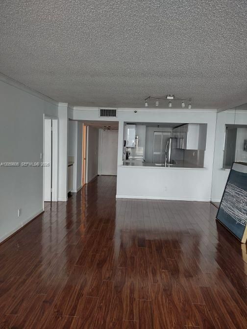 В аренду: $3,199 (1 спален, 1 ванн, 1066 Квадратных фут)