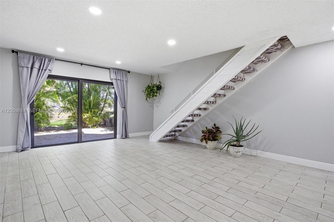 For Rent: $2,400 (2 beds, 1 baths, 1186 Square Feet)