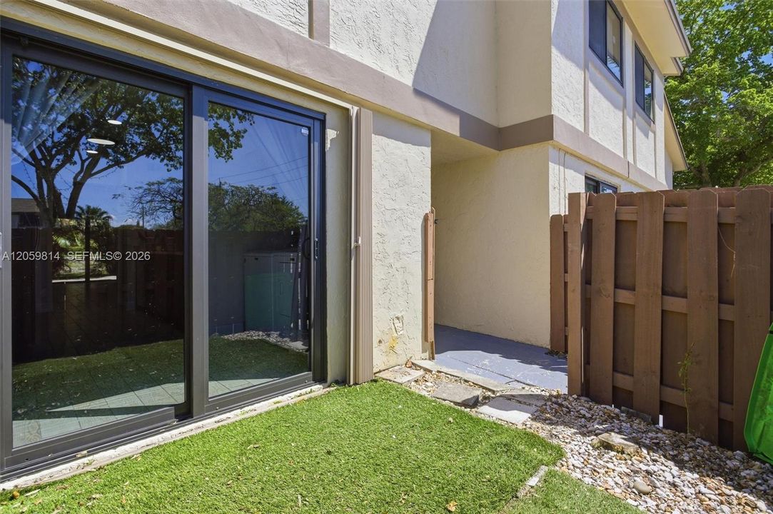 For Rent: $2,400 (2 beds, 1 baths, 1186 Square Feet)