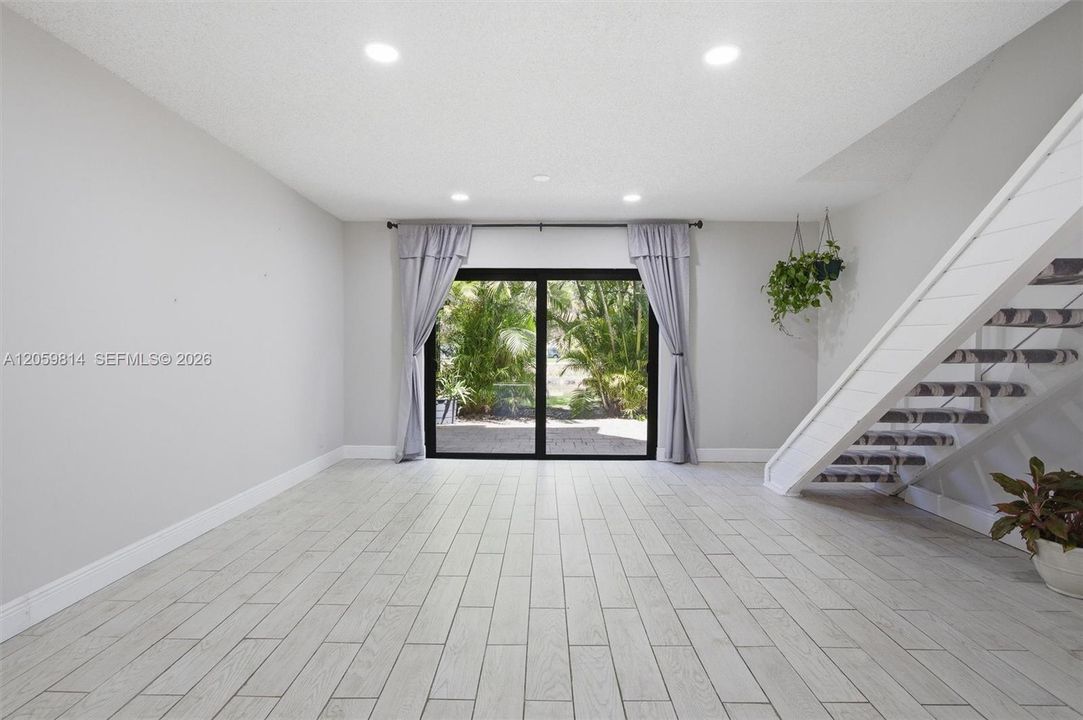 For Rent: $2,400 (2 beds, 1 baths, 1186 Square Feet)