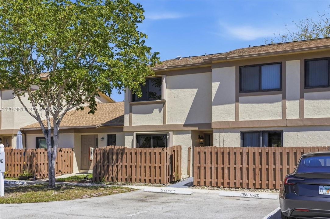 For Rent: $2,400 (2 beds, 1 baths, 1186 Square Feet)