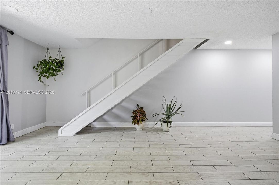 For Rent: $2,400 (2 beds, 1 baths, 1186 Square Feet)