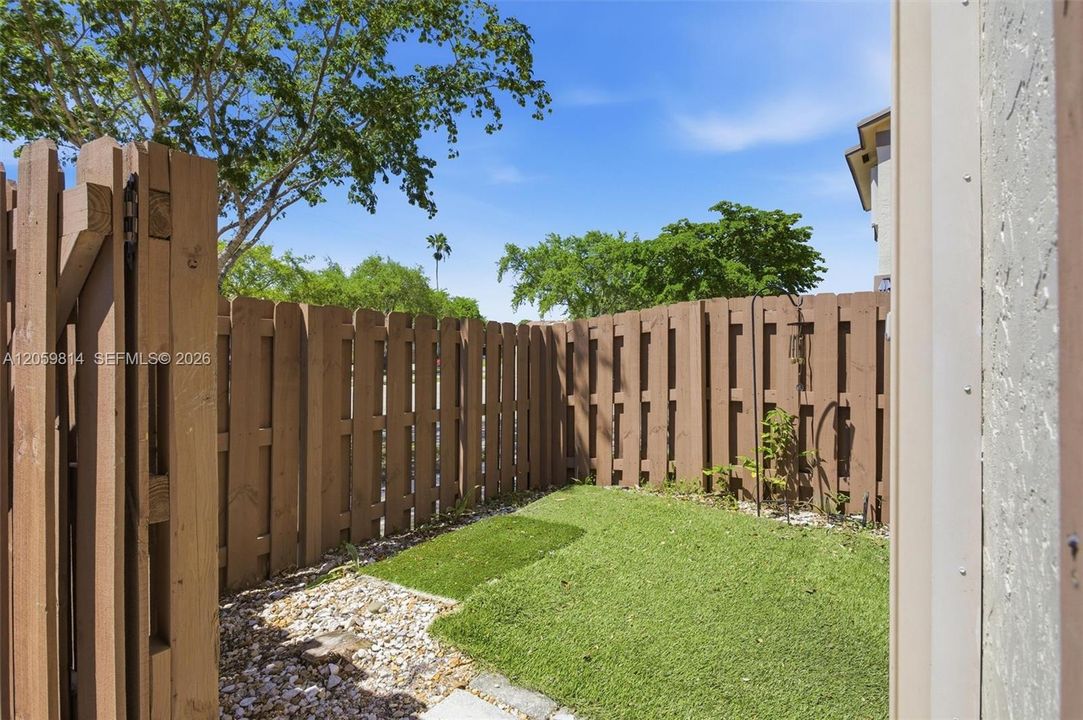 For Rent: $2,400 (2 beds, 1 baths, 1186 Square Feet)