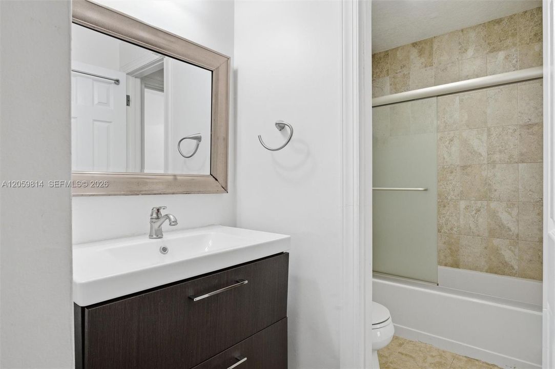 For Rent: $2,400 (2 beds, 1 baths, 1186 Square Feet)