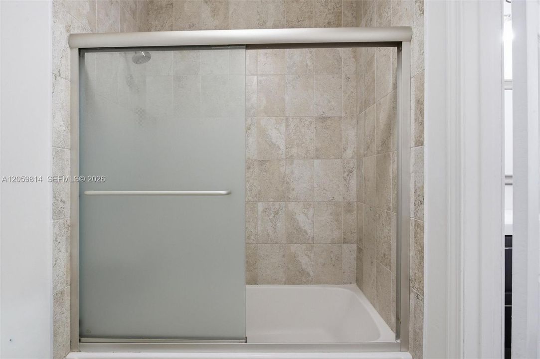 For Rent: $2,400 (2 beds, 1 baths, 1186 Square Feet)