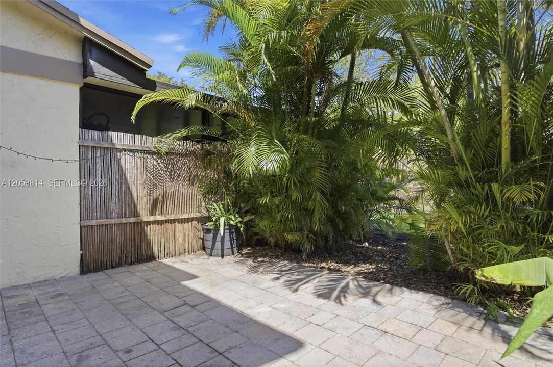 For Rent: $2,400 (2 beds, 1 baths, 1186 Square Feet)