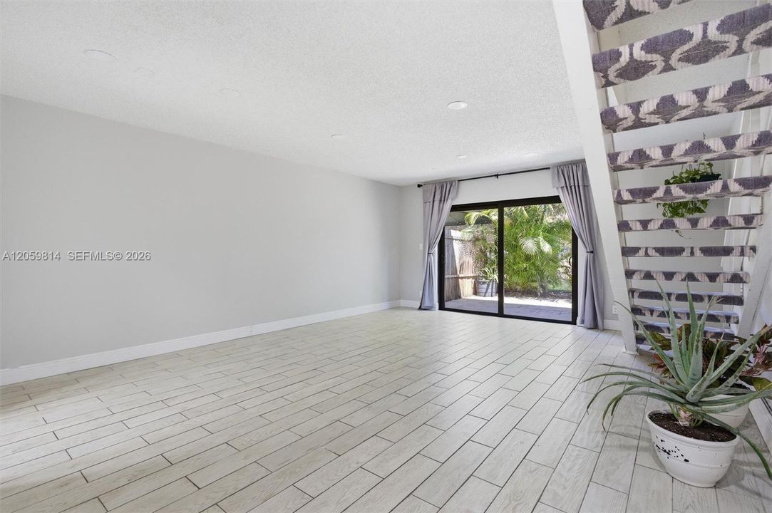 For Rent: $2,400 (2 beds, 1 baths, 1186 Square Feet)