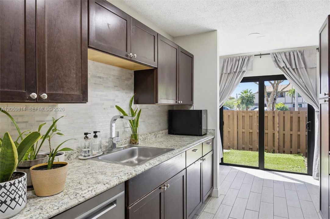 For Rent: $2,400 (2 beds, 1 baths, 1186 Square Feet)