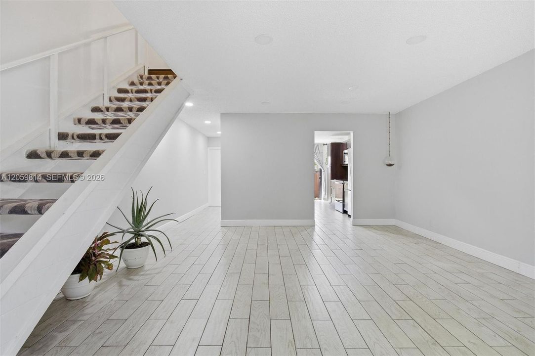 For Rent: $2,400 (2 beds, 1 baths, 1186 Square Feet)