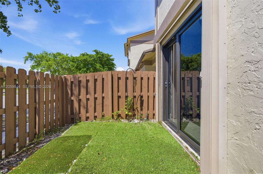 For Rent: $2,400 (2 beds, 1 baths, 1186 Square Feet)