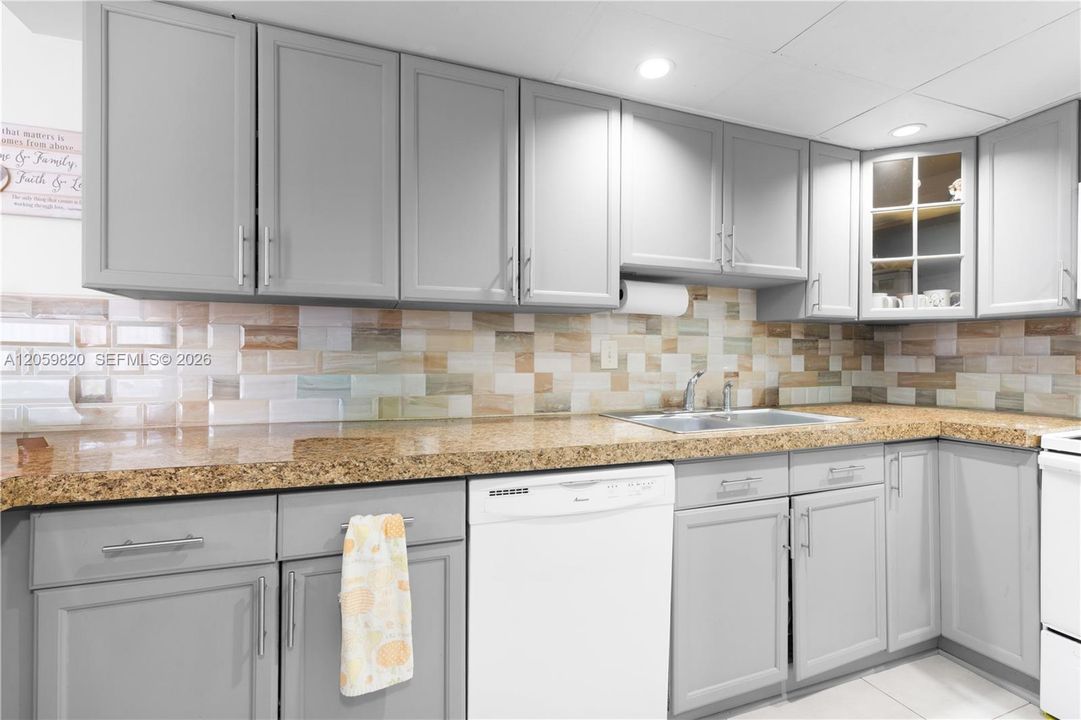 For Sale: $460,000 (2 beds, 2 baths, 1592 Square Feet)
