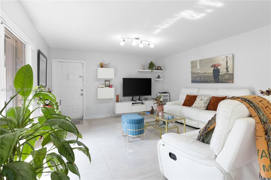 For Sale: $460,000 (2 beds, 2 baths, 1592 Square Feet)