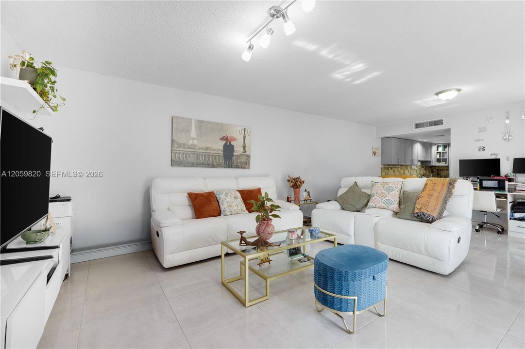 For Sale: $460,000 (2 beds, 2 baths, 1592 Square Feet)