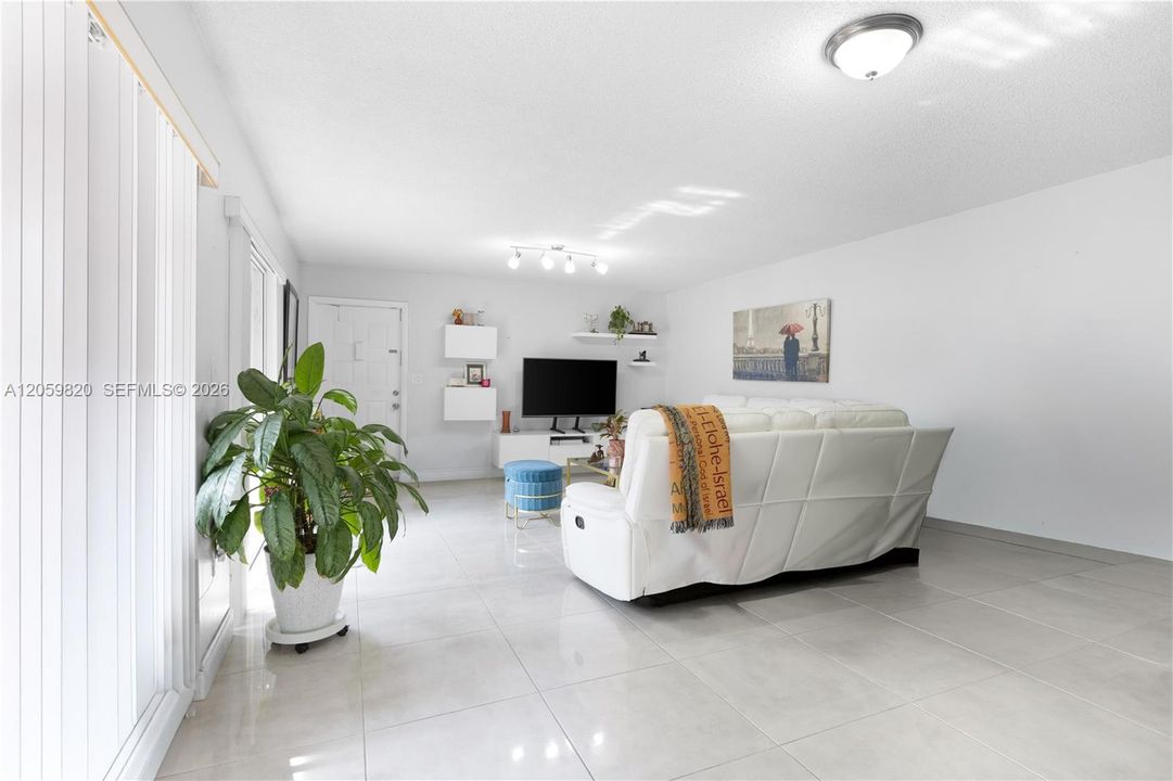 For Sale: $460,000 (2 beds, 2 baths, 1592 Square Feet)