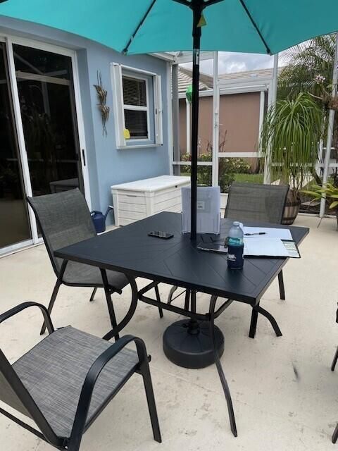 TABLE,CHAIRS,UMBRELLA-INCLUDED