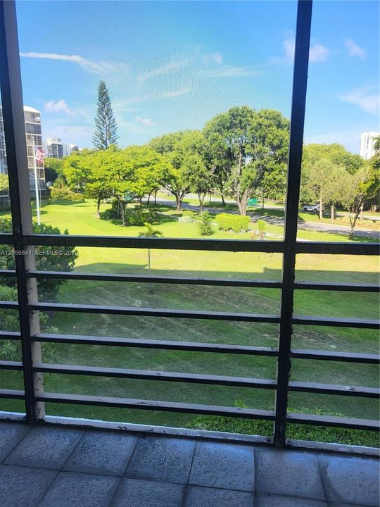 For Sale: $135,000 (1 beds, 1 baths, 741 Square Feet)