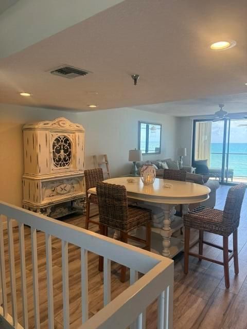 Living dining area 807