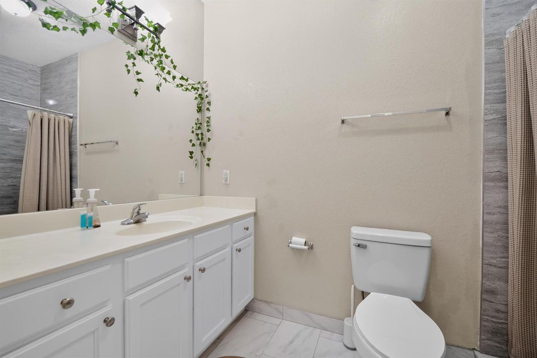 17_3177_Feltrim_Pl_apt_104-Bathroom-0055