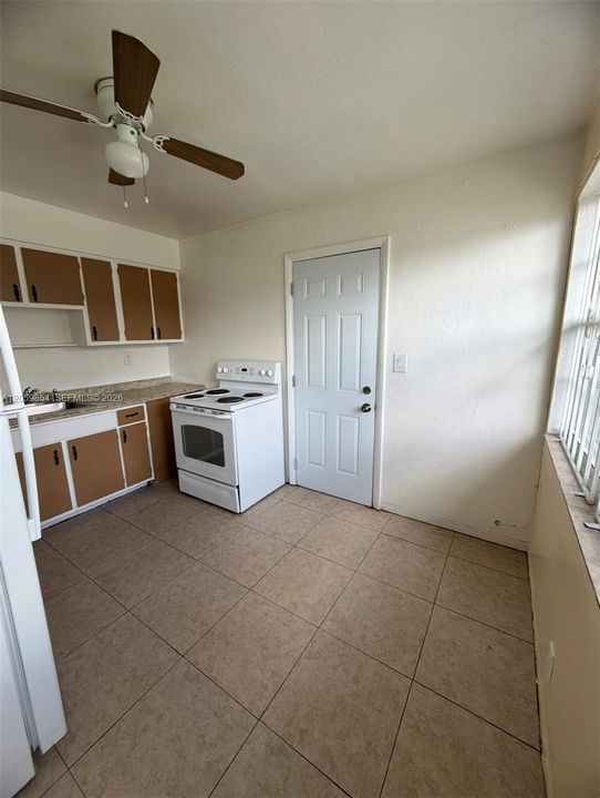 For Rent: $2,300 (2 beds, 1 baths, 1320 Square Feet)