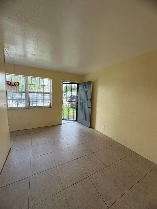 For Rent: $2,300 (2 beds, 1 baths, 1320 Square Feet)