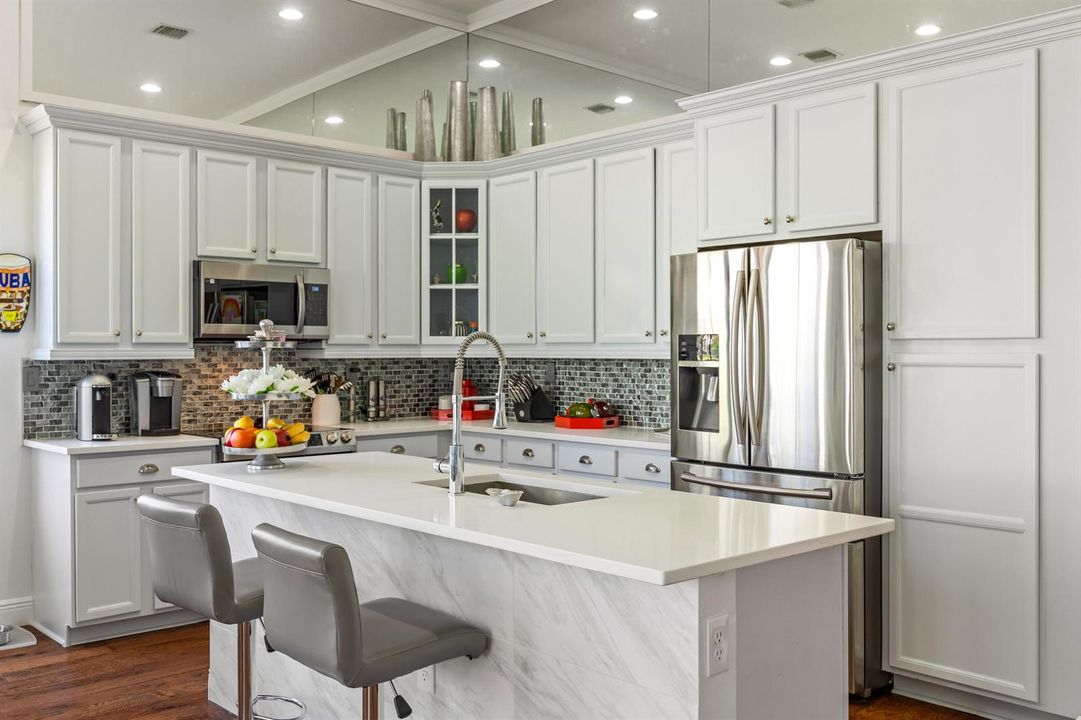 3644 CLOSE UP KITCHEN APPLS REFRIGE RIGH