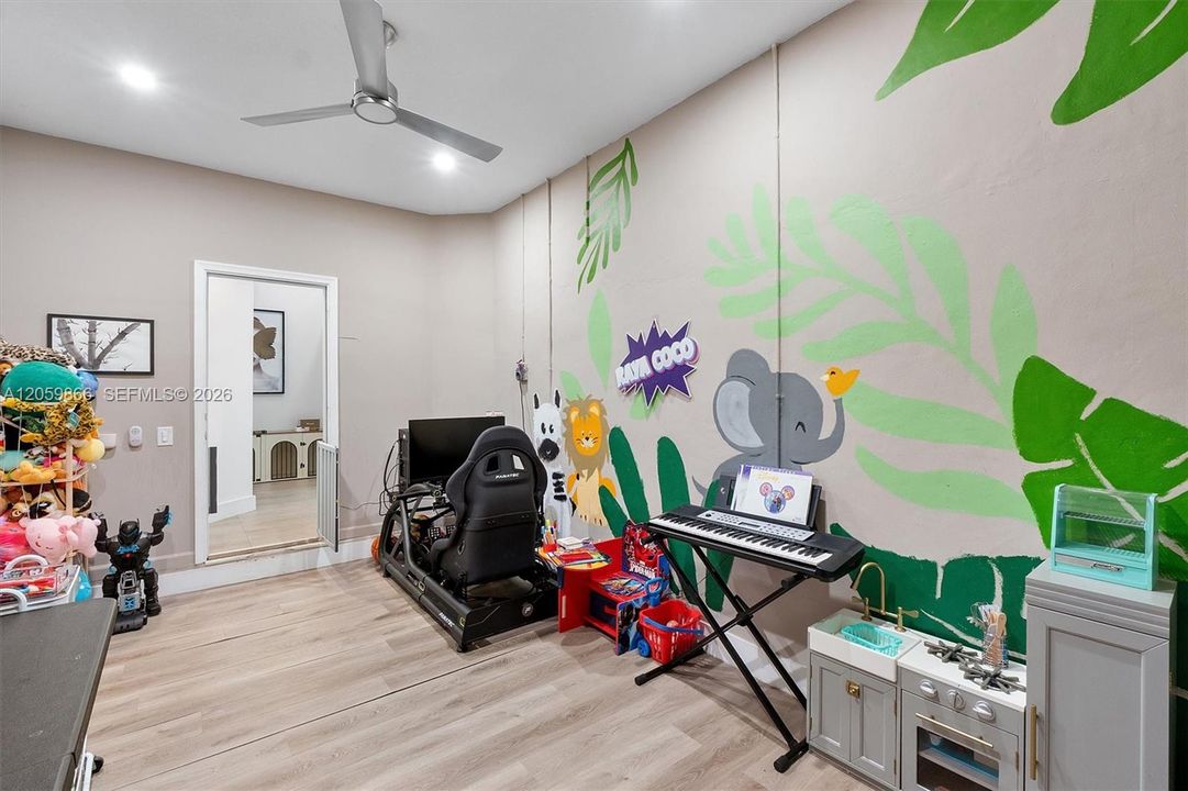 На продажу: $1,499,999 (6 спален, 4 ванн, 3184 Квадратных фут)