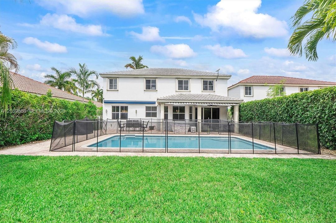 На продажу: $1,499,999 (6 спален, 4 ванн, 3184 Квадратных фут)