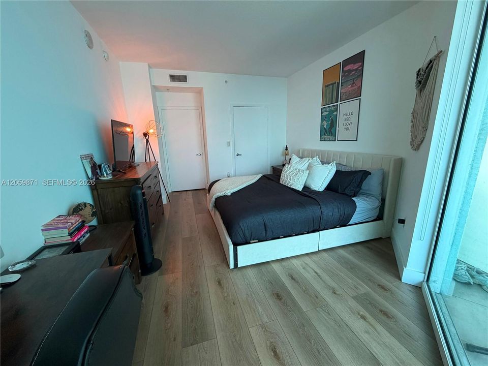 Activo con contrato: $3,300 (1 camas, 1 baños, 837 Pies cuadrados)