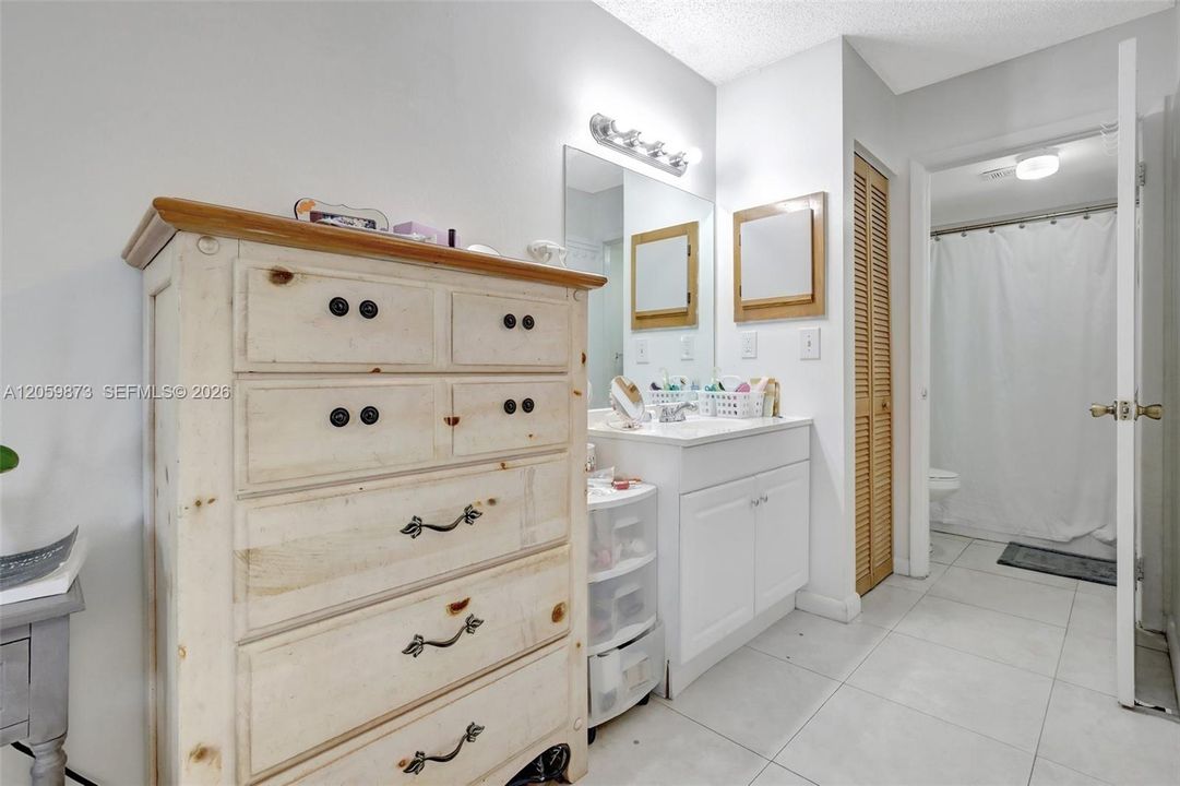 В аренду: $1,900 (2 спален, 2 ванн, 1024 Квадратных фут)