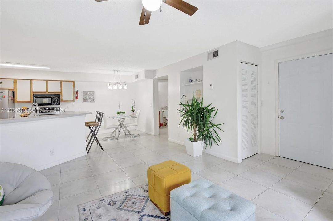 В аренду: $1,900 (2 спален, 2 ванн, 1024 Квадратных фут)