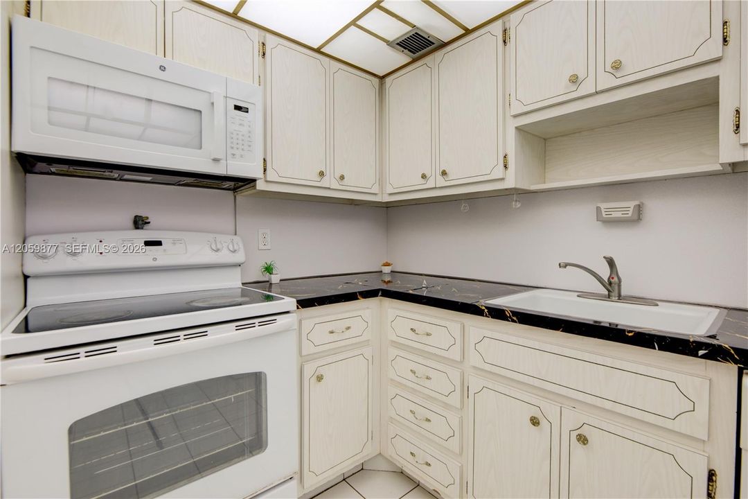 На продажу: $299,900 (1 спален, 1 ванн, 870 Квадратных фут)