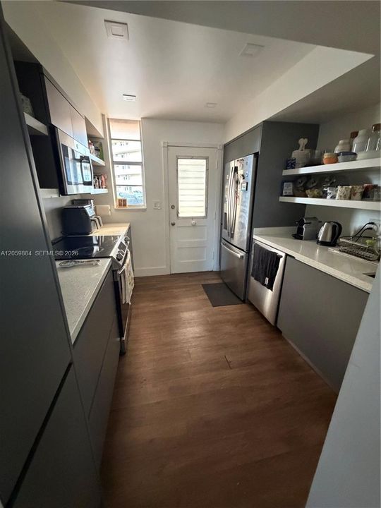 В аренду: $1,900 (1 спален, 1 ванн, 817 Квадратных фут)
