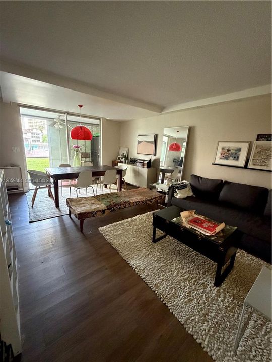 В аренду: $1,900 (1 спален, 1 ванн, 817 Квадратных фут)