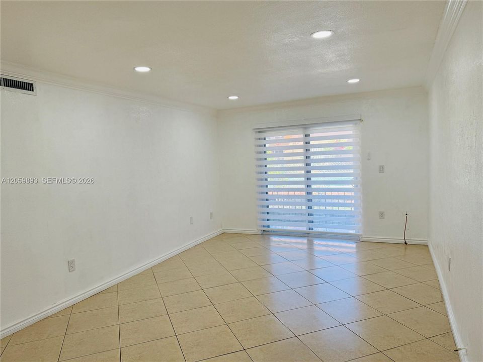 For Rent: $2,500 (2 beds, 2 baths, 977 Square Feet)