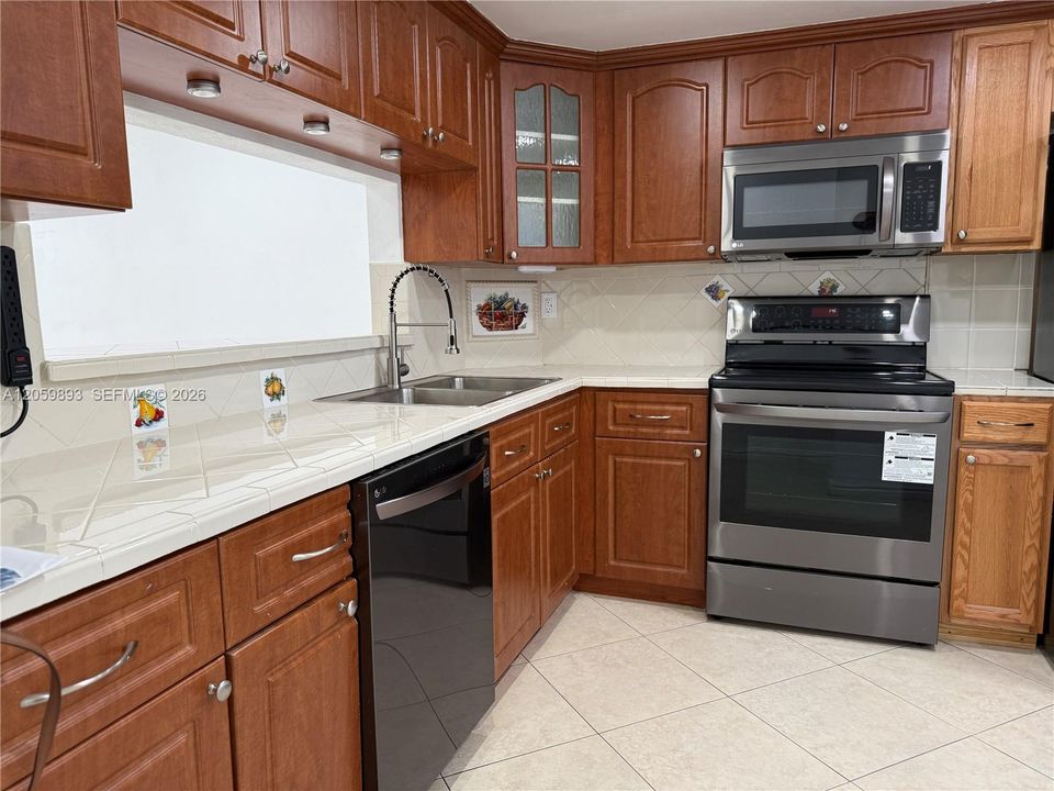 For Rent: $2,500 (2 beds, 2 baths, 977 Square Feet)