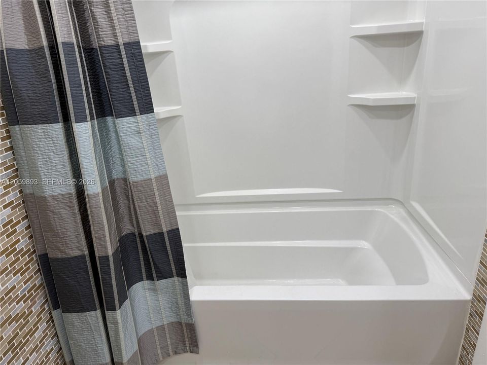For Rent: $2,500 (2 beds, 2 baths, 977 Square Feet)