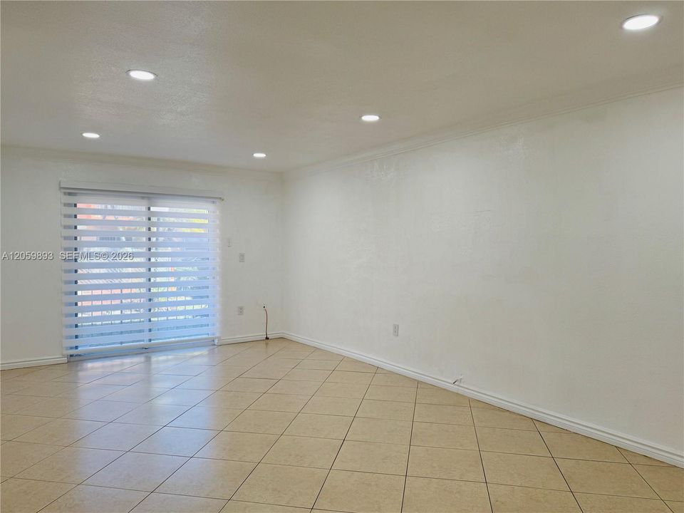 For Rent: $2,500 (2 beds, 2 baths, 977 Square Feet)