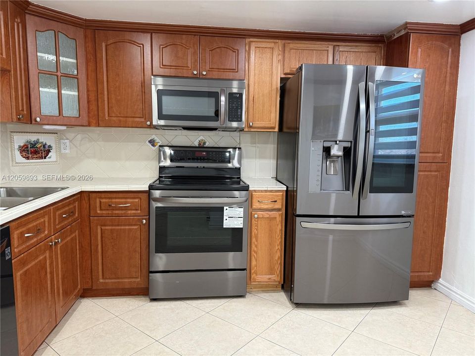 For Rent: $2,500 (2 beds, 2 baths, 977 Square Feet)
